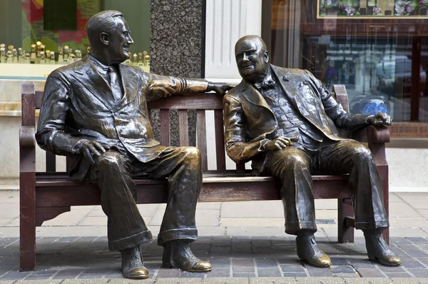 Franklin D. Roosevelt & Winston Churchill standbeeld in Londen — Stockfoto