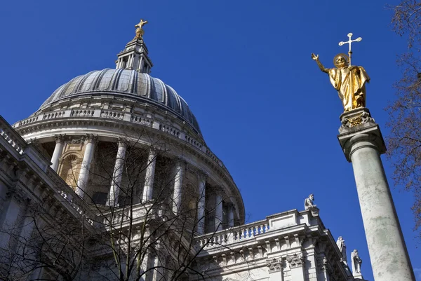 Cathédrale Saint-Pauls et statue de Saint-Paul à Londres — Photo