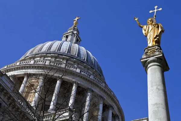 St. pauls cathedral och staty av saint paul i london — Stockfoto