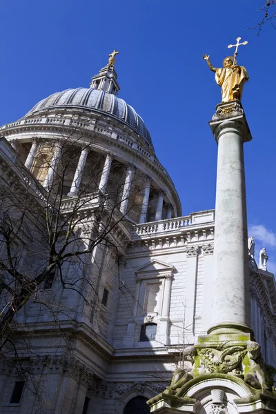 Cathédrale Saint-Pauls et statue de Saint-Paul à Londres — Photo