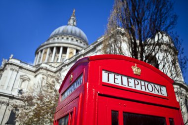 Kırmızı telefon kutunun dışında Londra'daki St. Paul'ın Katedrali
