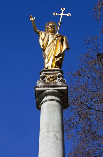 Saint paul standbeeld in st. pauls kathedraal in Londen — Stockfoto