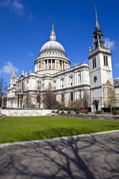 St. Paul's Cathedral and the Tower of St. Augustine Church in Lo — Stock Photo, Image