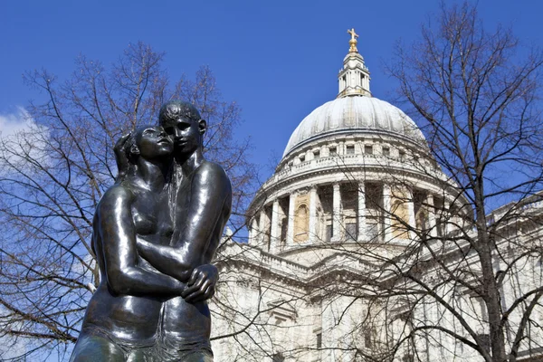 Young Lovers Sculpture and St. Paul's Cathedral in London — Stock Photo, Image