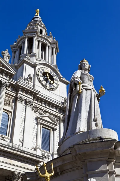 Βασίλισσα Anne άγαλμα μπροστά από τον καθεδρικό ναό του St. Paul — Φωτογραφία Αρχείου