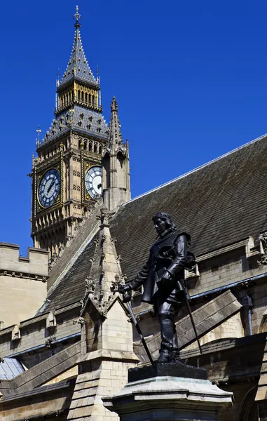 Статуя Оливера Кромвеля перед зданиями парламента — стоковое фото