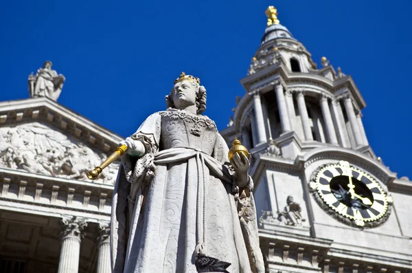 Statuia Reginei Anne în fața Catedralei Sf. Paul — Fotografie, imagine de stoc