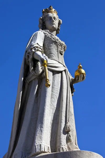 Szent Paul katedrális, a londoni Queen Anne szobrot — Stock Fotó