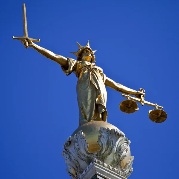 Statue de Lady Justice au sommet du Vieux Bailey à Londres — Photo