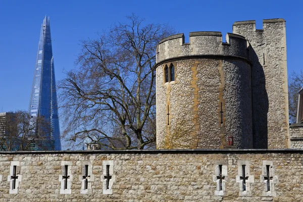 Tower of London and the Shard — Stock Photo, Image