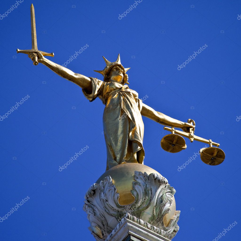 Lady Justice Statue ontop of the Old Bailey in London — Stock Photo