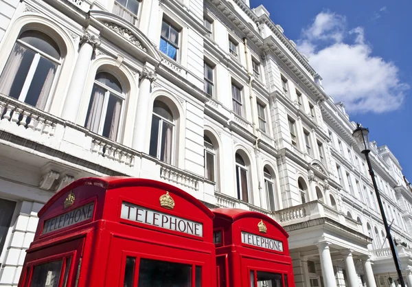 Cajas telefónicas rojas fuera de los atractivos apartamentos de Londres —  Fotos de Stock