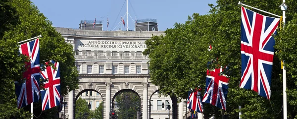 Bahriye arch ve Londra'da Birliği bayrakları — Stok fotoğraf