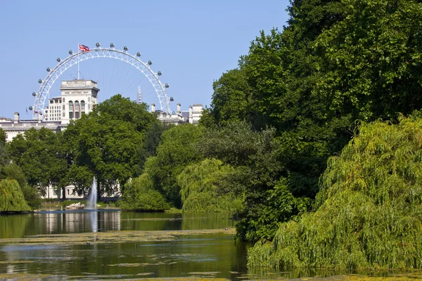 Pohled z St. James Park v Londýně — Stock fotografie