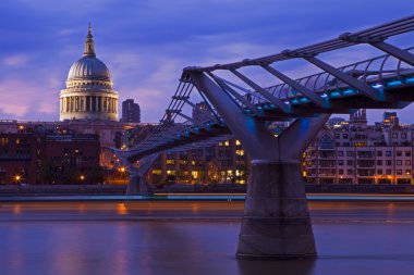 St. Paul's Katedrali ve Millennium Köprüsü