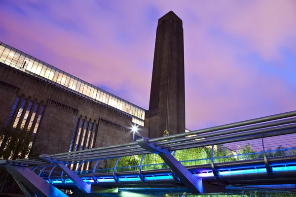 Tate Modern и мост Тысячелетия — стоковое фото