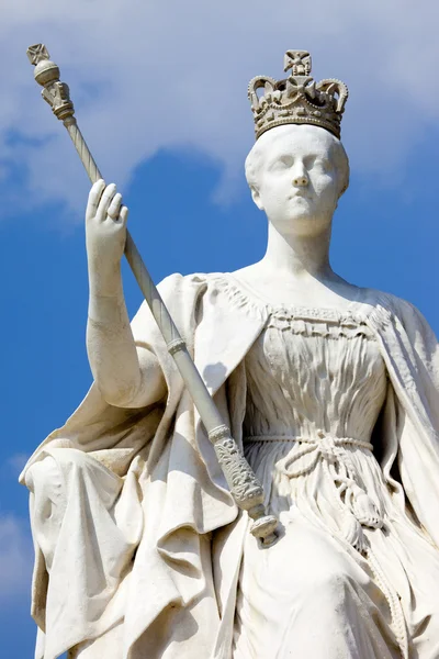 Statue de la Reine Victoria au Palais Kensington à Londres — Photo