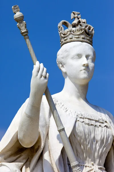Socha královny Viktorie v Kensingtonském paláci v Londýně — Stock fotografie