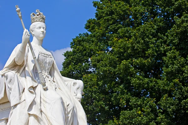 Socha královny Viktorie v Kensingtonském paláci v Londýně — Stock fotografie