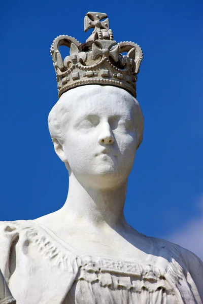 Estátua da Rainha Vitória no Palácio Kensington em Londres — Fotografia de Stock