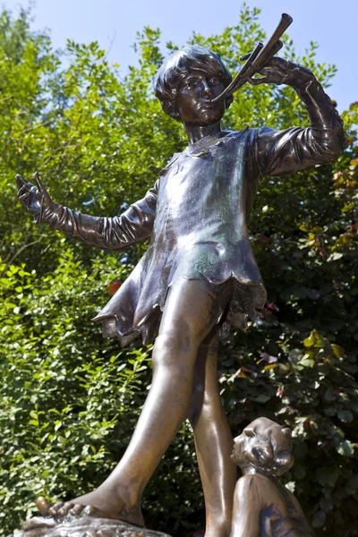 Peter pan statua w Londynie — Zdjęcie stockowe