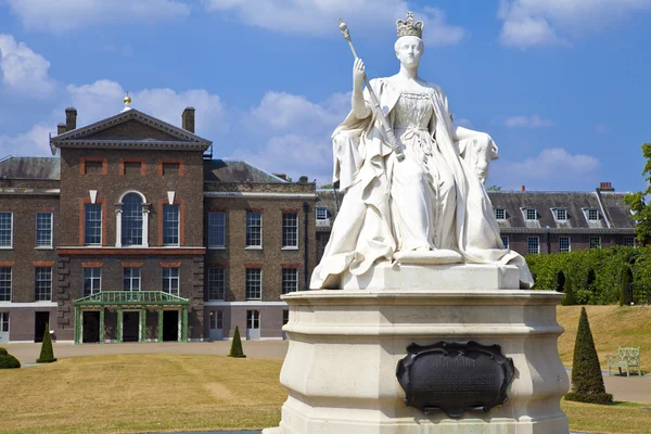 Drottning victoria staty på kensington palace i london — Stockfoto