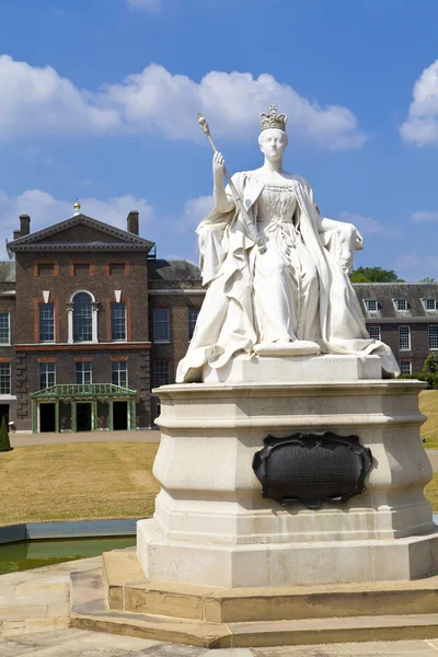 Królowa Wiktoria statua w pałacu kensington w Londynie — Zdjęcie stockowe
