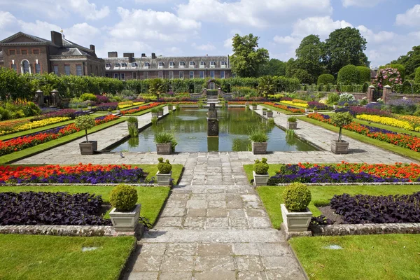 The Sunken Garden and Kensington Palace — Stock Photo