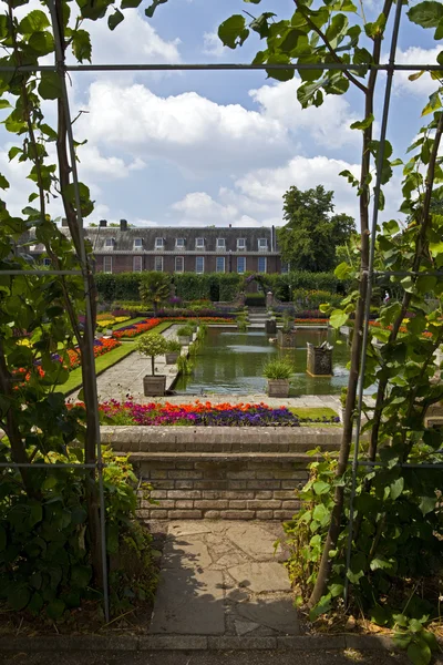 Potopené zahradu a Kensingtonský palác — Stock fotografie