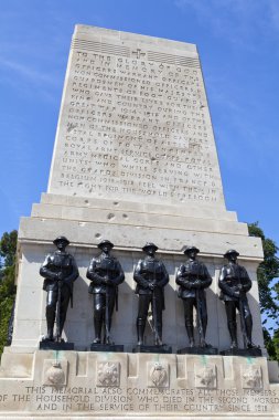 Muhafızlar anma töreninde at Londra'da geçit korur