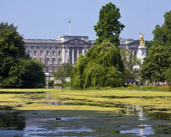 Buckingham Palace från St. James Park i London — Stockfoto