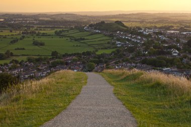 gün batımında glastonbury tor yürüyen