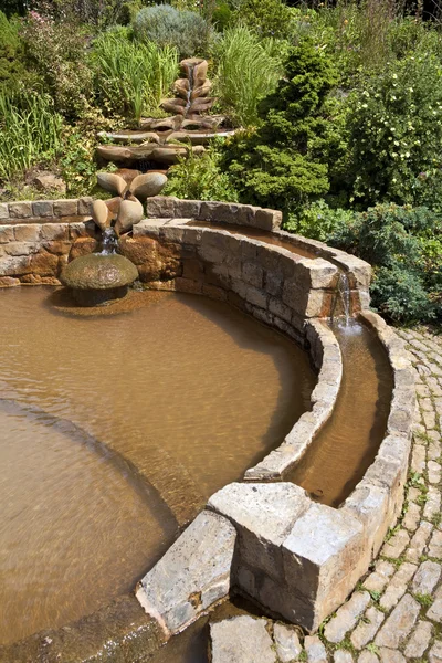 La piscine Vesica dans les jardins Calice Well — Photo