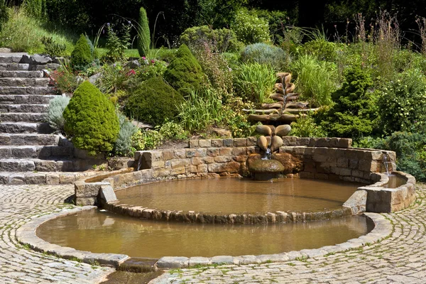 La piscine Vesica dans les jardins Calice Well — Photo