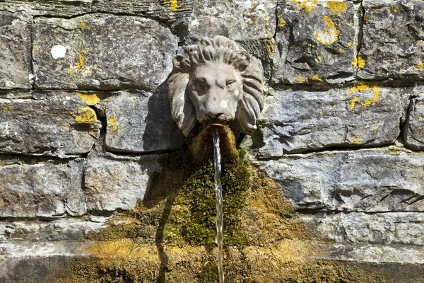 Cabeza de León Bebiendo Fuente en el Pozo del Cáliz — Foto de Stock