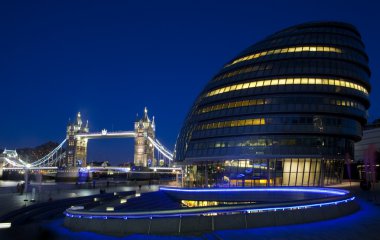 City hall, tower bridge ve Londra'da thames Nehri