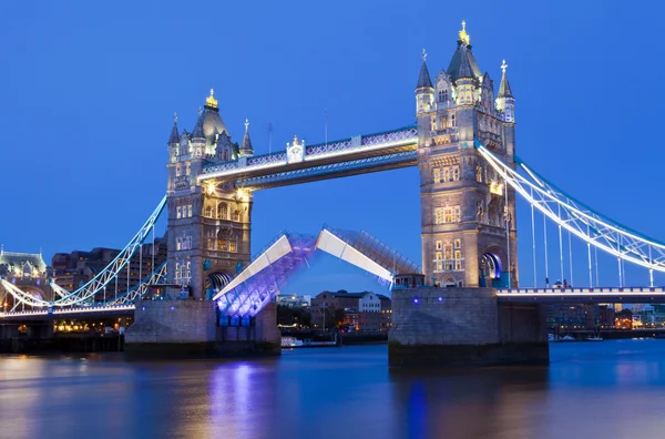 Tower bridge za soumraku v Londýně — Stock fotografie