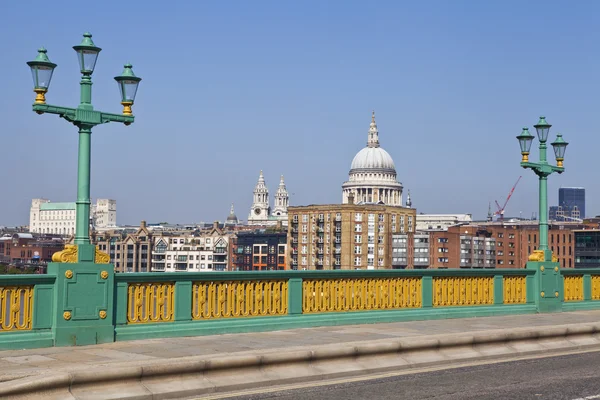 Pohled z southwark bridge v Londýně. — Stock fotografie