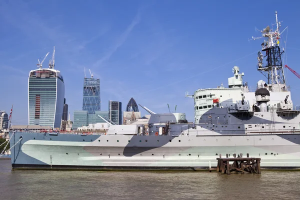HMS Belfast ormeggiata sul Tamigi a Londra . — Foto Stock