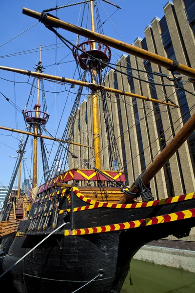 Das goldene Galeonenschiff in London — Stockfoto