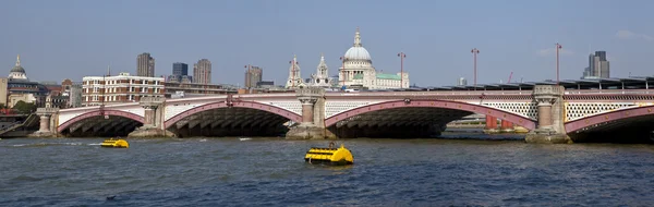Мост Блэкфрайерс в Лондоне — стоковое фото