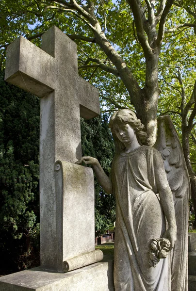 Graveyard Angel & Cross — Stock Photo, Image