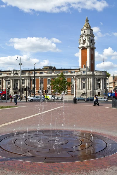 Windrush Square e Lambeth Town Hall em Brixton, Londres . — Fotografia de Stock