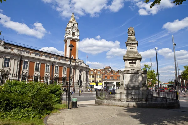 Бадд меморіал та Ламбетський Ратуші в brixton. — стокове фото