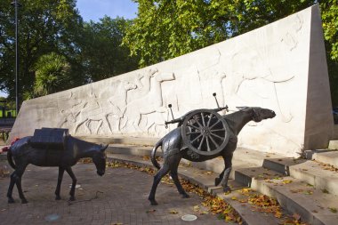 Londra'da Savaş Anıtı hayvanlarda