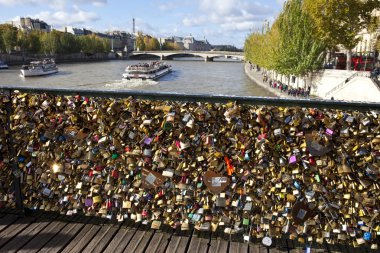 Paris pont des Arts göster