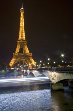 Paris'te Eyfel Kulesi ve pont d'lena Köprüsü