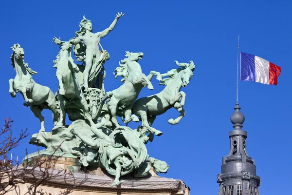 파리에 있는 그랜드 palais quadriga — 스톡 사진