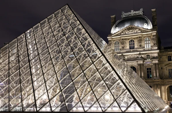 Louvren i paris — Stockfoto