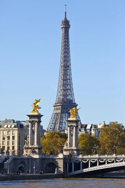 Torre Eiffel e Ponte Pont Alexandre III em Paris — Fotografia de Stock